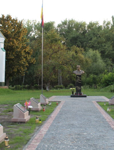 Чортків.  Пам’ятний знак Героям України, воїнам російсько- української війни, уродженцям Чортківщини із памʼятником на честь Героя України Сергія Кульчицького Чортків.  Пам’ятний знак Героям України, воїнам російсько- української війни, уродженцям Чортківщини із памʼятником на честь Героя України Сергія Кульчицького