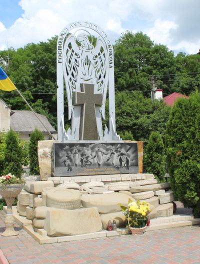 Чортків. Памʼятний знак Героям Небесної Сотні і воїнам-патріотам російсько-української війни (2015 р.)