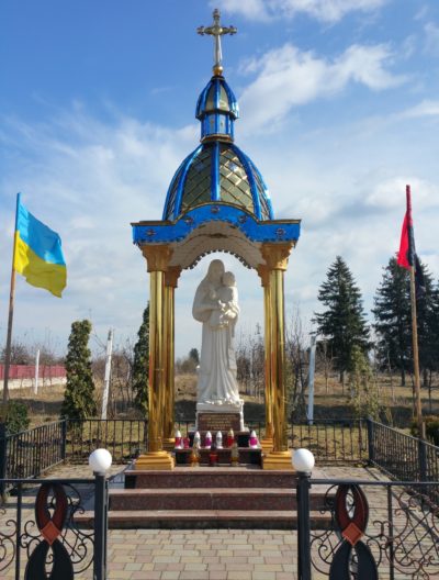 Купчинці. Каплиця споруджена в пам’ять героїв Небесної сотні і воїнів АТО (2015 р.)